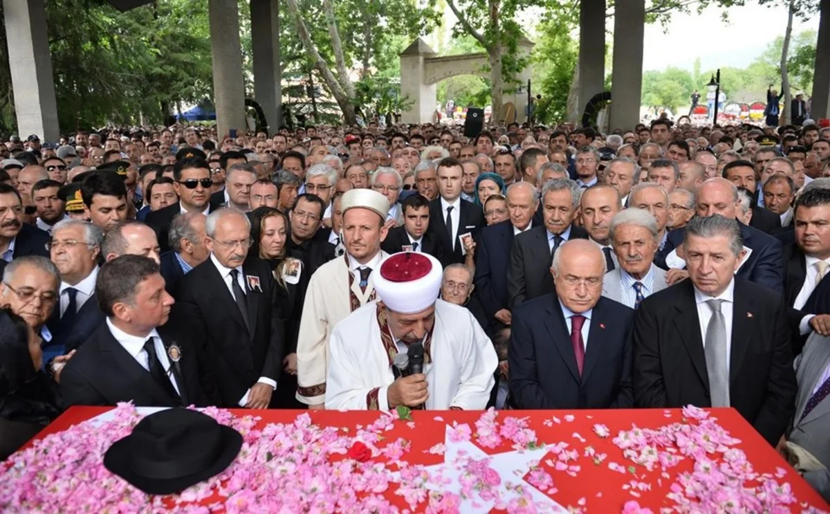 ​Süleyman Dəmirəl dəfn edilib