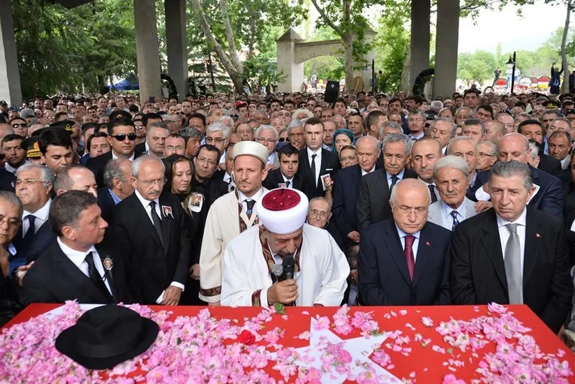 ​Süleyman Dəmirəl dəfn edilib