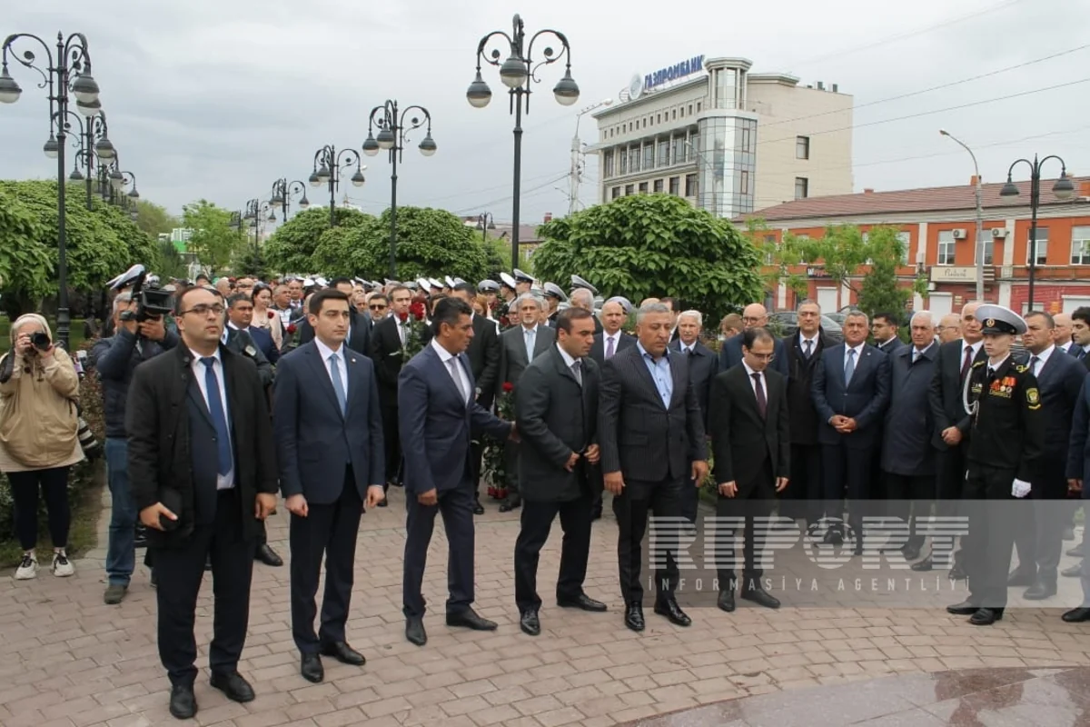 Azərbaycan nümayəndə heyəti Həştərxanda Heydər Əliyevin abidəsini ziyarət edib