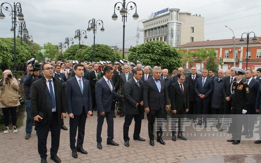 Azərbaycan nümayəndə heyəti Həştərxanda Heydər Əliyevin abidəsini ziyarət edib