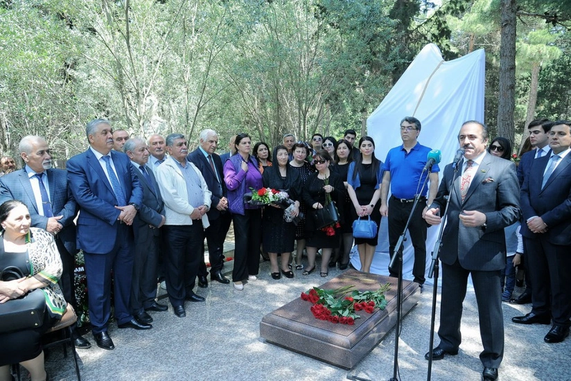 Xalq artisti Habil Əliyevin qəbirüstü abidəsinin açılışı olub