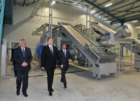 Azərbaycan ​Prezidenti “Astaraçay” MMC-nin çay emalı fabrikində yaradılan şəraitlə tanış olub