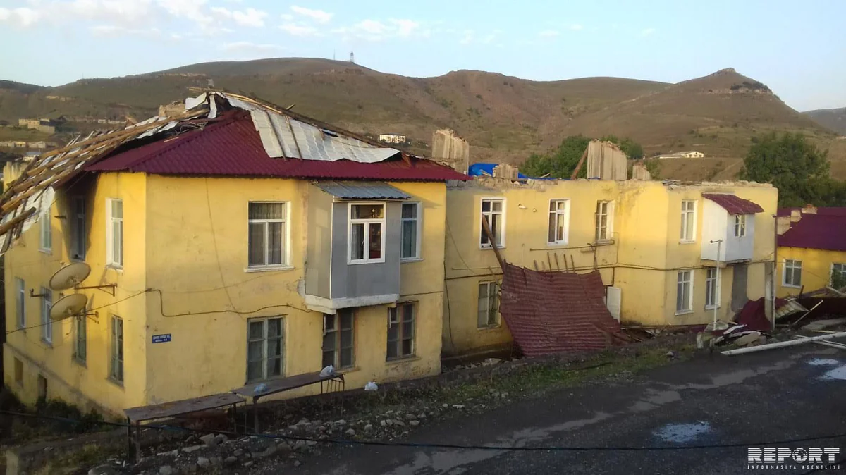 Daşkəsəndə güclü külək evlərin və inzibati binaların dam örtüklərini dağıdıb - FOTO