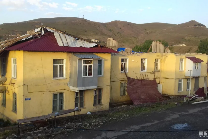 Daşkəsəndə güclü külək evlərin və inzibati binaların dam örtüklərini dağıdıb - FOTO