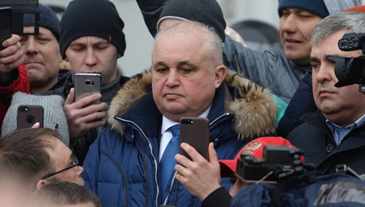 Вице-губернатор на коленях попросил у кемеровчан прощения за трагедию - ВИДЕО