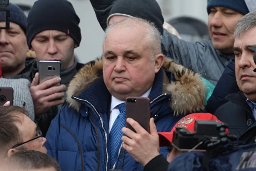 Вице-губернатор на коленях попросил у кемеровчан прощения за трагедию - ВИДЕО