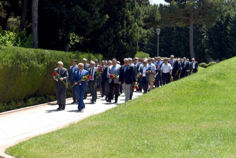 ​SOCAR-ın kollektivi ümummilli lider Heydər Əliyevin məzarını ziyarət edib