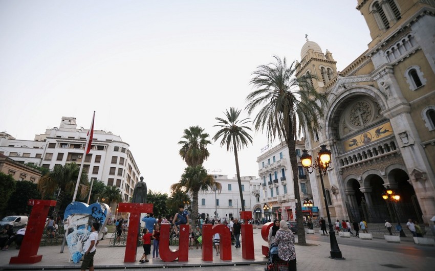 Tunis sərhədlərini əcnəbilərin üzünə açdı