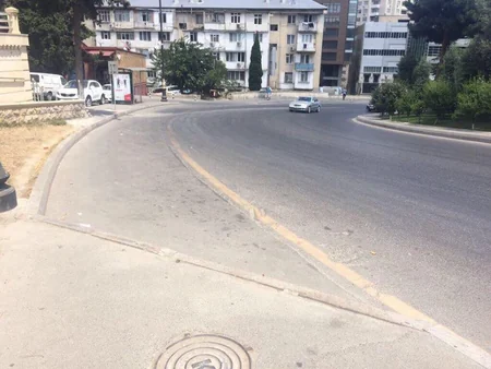 Bakıda avtobus dayanacağında qanunsuz quraşdırılmış yol nişanı aşkarlanıb
