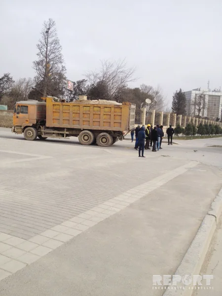 ​Bakıda Passat minik və yük avtomobilinə çırpılıb, yaralanan var - FOTO