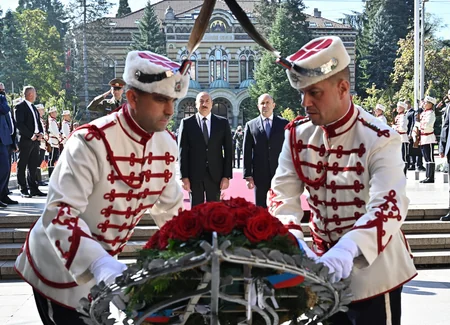 İlham Əliyev Sofiyada naməlum əsgərin məzarını ziyarət edib