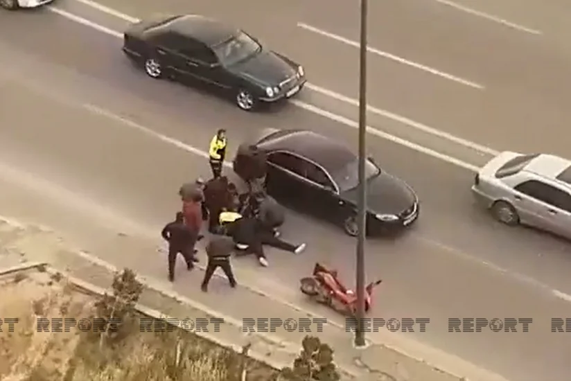 В Баку ветер отбросил мотоциклиста на автомобиль