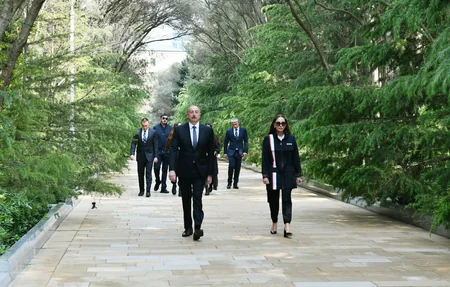 İlham Əliyev, Mehriban Əliyeva və ailə üzvləri Heydər Əliyevin Fəxri xiyabanda məzarını ziyarət ediblər