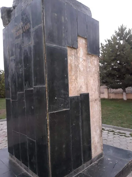 Gürcüstanda Nəriman Nərimanovun heykəli daha da qəzalı vəziyyətə düşüb