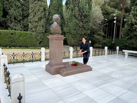 Bakı Beynəlxalq Konfransının iştirakçıları Fəxri və Şəhidlər xiyabanlarını ziyarət ediblər