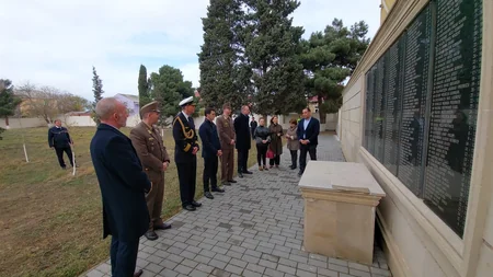 Üç ölkənin diplomatları Sumqayıtda avropalı əsirlərin dəfn edildiyi məzarlığı ziyarət ediblər