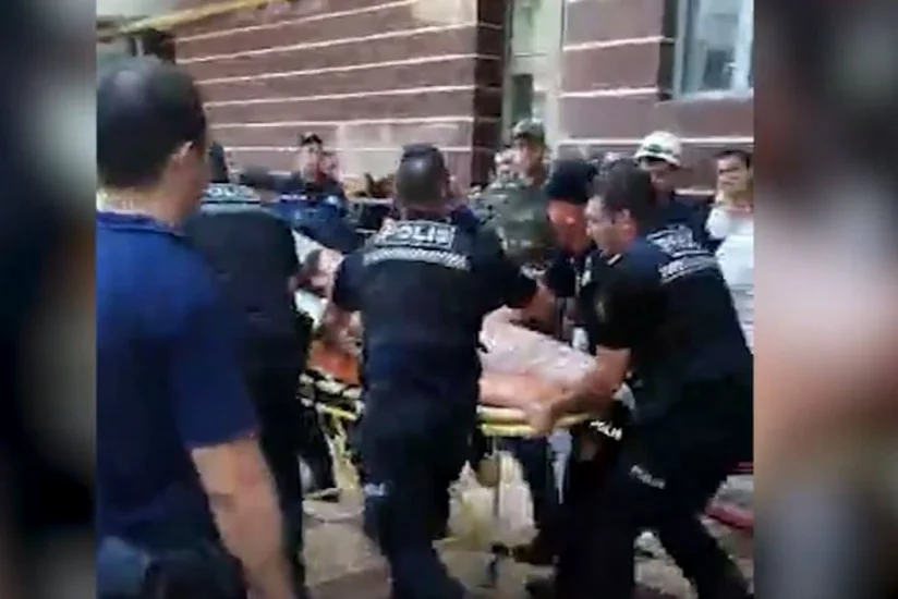 Bakıdakı yanğında polislər vətəndaşlara yardım edir - VİDEO