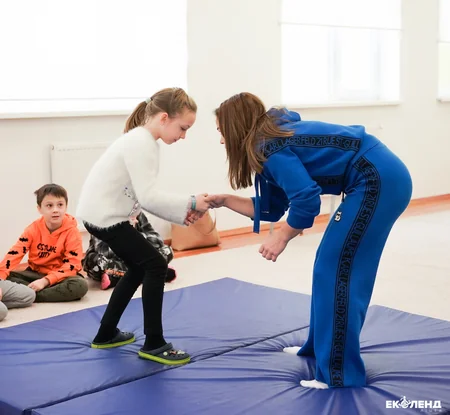 Mariya Stadnik şagirdlərə Azərbaycan yığmasında qazandığı medal və kəmərləri göstərib