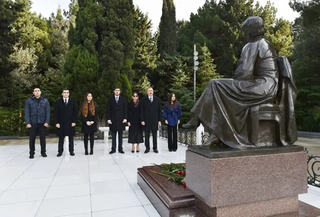 Azərbaycan Prezidenti Heydər Əliyevin məzarını ziyarət edib