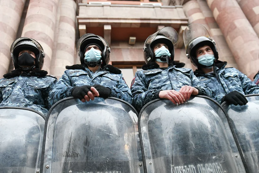 Yerevanda polis hökumət evinə gedən yolu bağlayıb