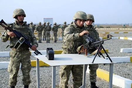 Defense Minister watches combat training classes