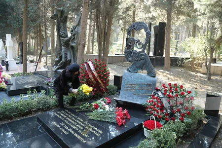 Rüstəm İbrahimbəyovun qəbirüstü abidəsinin açılışı olub