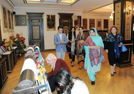 Pakistani PM’s spouse visits Azerilma LLC carpet gallery