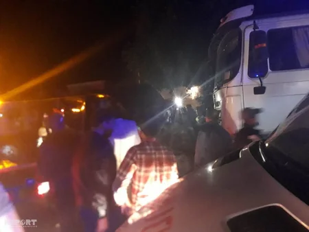 Cəlilabadda yük maşını mikroavtobusla toqquşub, 1 ölü, 9 yaralı var - VİDEO - SİYAHI - YENİLƏNİB - 2