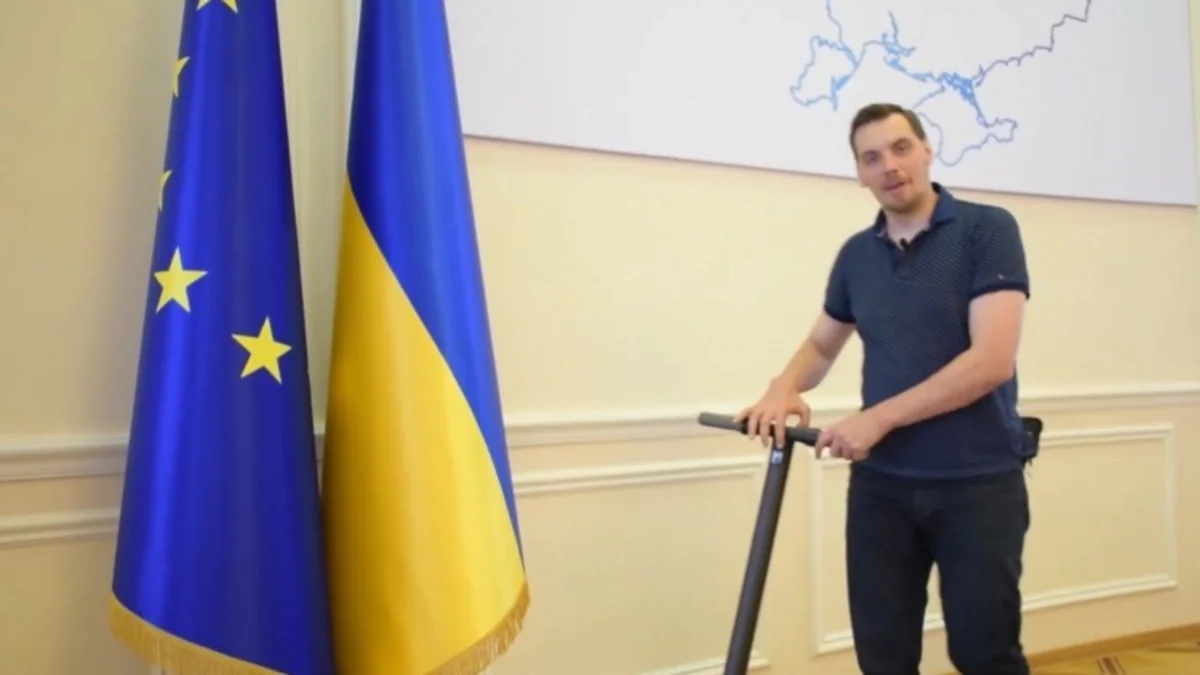 Премьер Украины прокатился на самокате по зданию кабмина - ВИДЕО
