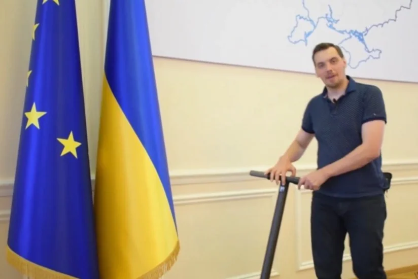 Премьер Украины прокатился на самокате по зданию кабмина - ВИДЕО