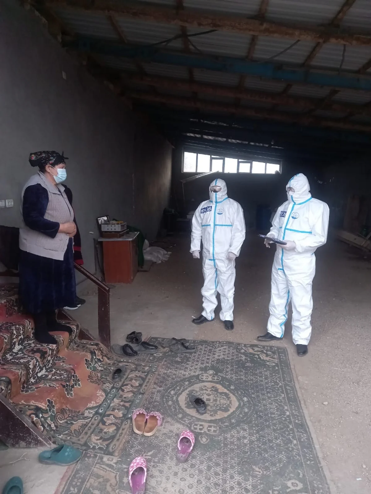 Gədəbəydə polis koronavirusa yoluxan sakinləri ziyarət edib