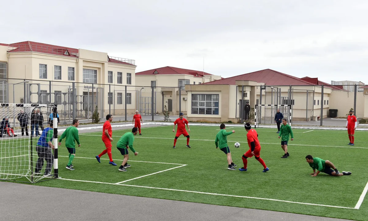 Məhbuslarla futbol veteranları arasında yoldaşlıq oyunu keçirilib
