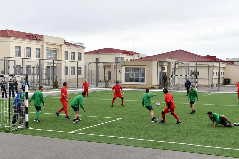 Məhbuslarla futbol veteranları arasında yoldaşlıq oyunu keçirilib