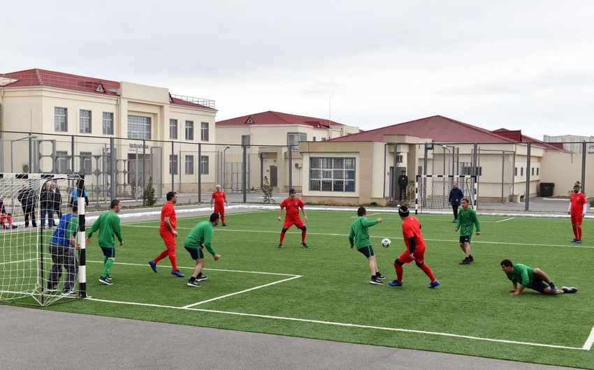 Məhbuslarla futbol veteranları arasında yoldaşlıq oyunu keçirilib