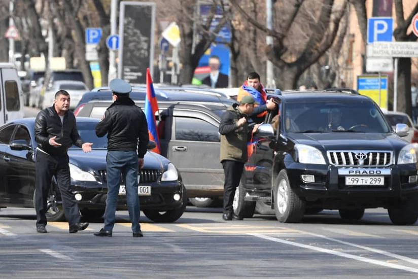 У резиденции президента Армении произошла стычка между полицией и оппозиционерами