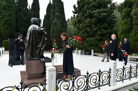 Prezident İlham Əliyev ümummilli lider Heydər Əliyevin məzarını ziyarət edib