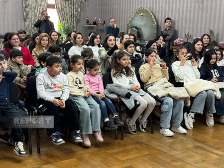 Tbilisidə “BEEZ” Uşaq Teatrı “Tıq-Tıq xanım” tamaşasının premyerasını keçirib