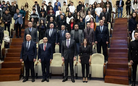 Tanınmış fotojurnalist Reza Deghatinin gənclərlə görüşü keçirilib