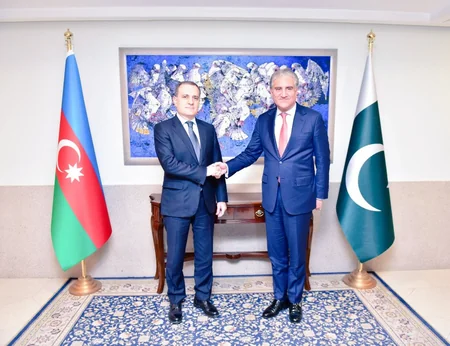 Azerbaijani FM meets Pakistani counterpart