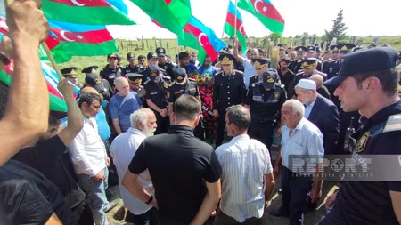 Bakıda silahlı insident zamanı həlak olan polislər dəfn edilib - YENİLƏNİB
