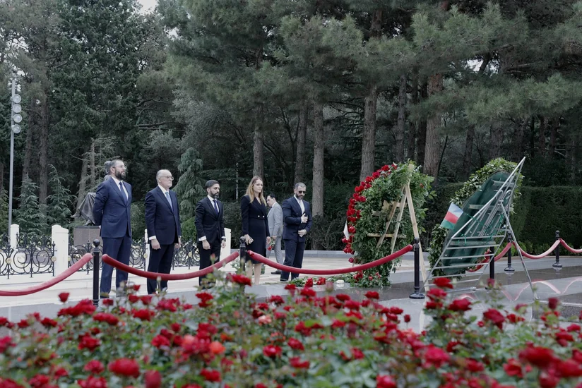 SOCAR-ın kollektivi Fəxri xiyabanı və Şəhidlər xiyabanını ziyarət edib