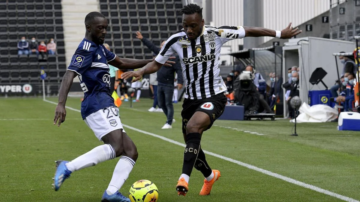 Neftçi fransalı müdafiəçi ilə maraqlanır