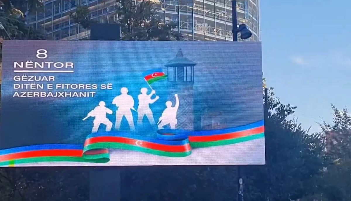 Tiranada Zəfər Gününə həsr olunmuş lövhələr quraşdırılıb