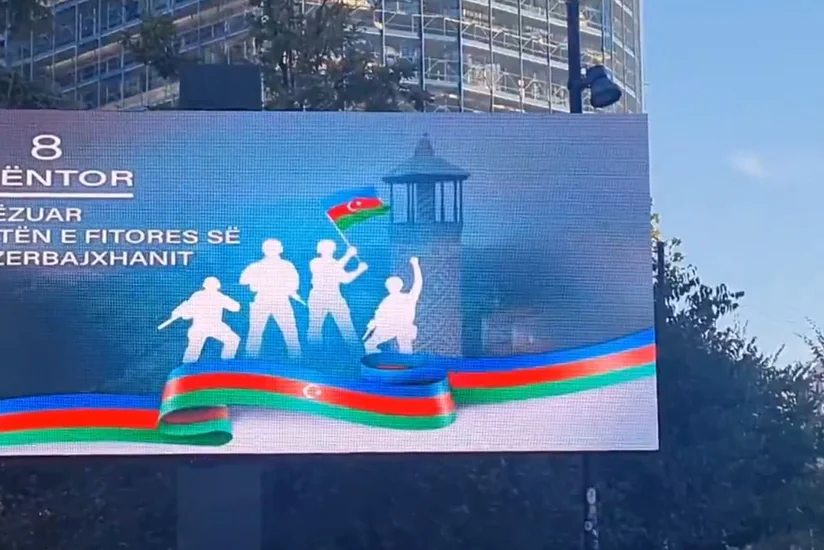 Tiranada Zəfər Gününə həsr olunmuş lövhələr quraşdırılıb