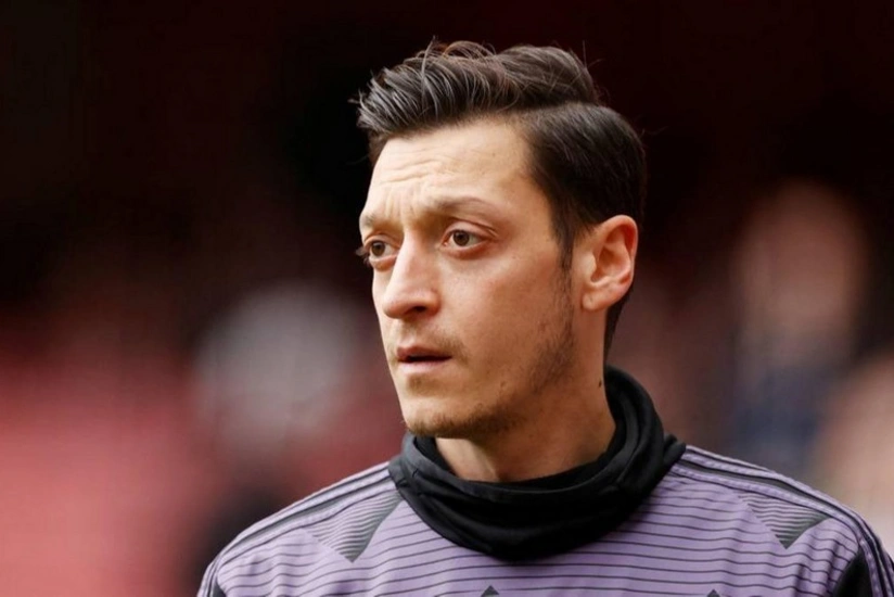 Mesut Özil karyerasını başa vurduğunu açıqlayıb