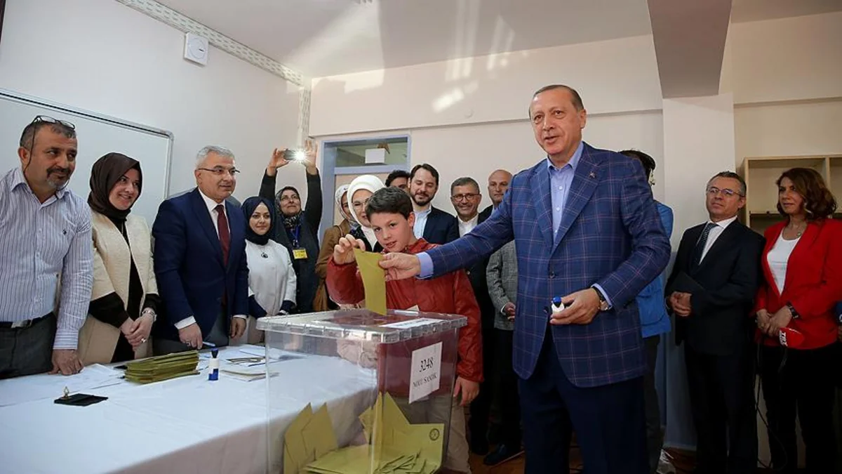 Ərdoğan konstitusiya dəyişikliyi ilə bağlı ümumxalq səsverməsində iştirak edib