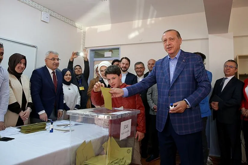 Ərdoğan konstitusiya dəyişikliyi ilə bağlı ümumxalq səsverməsində iştirak edib