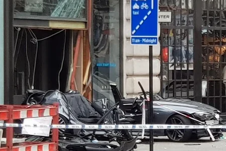 Londonda avtomobil dayanacağa çırpılıb, xəsarət alanlar var