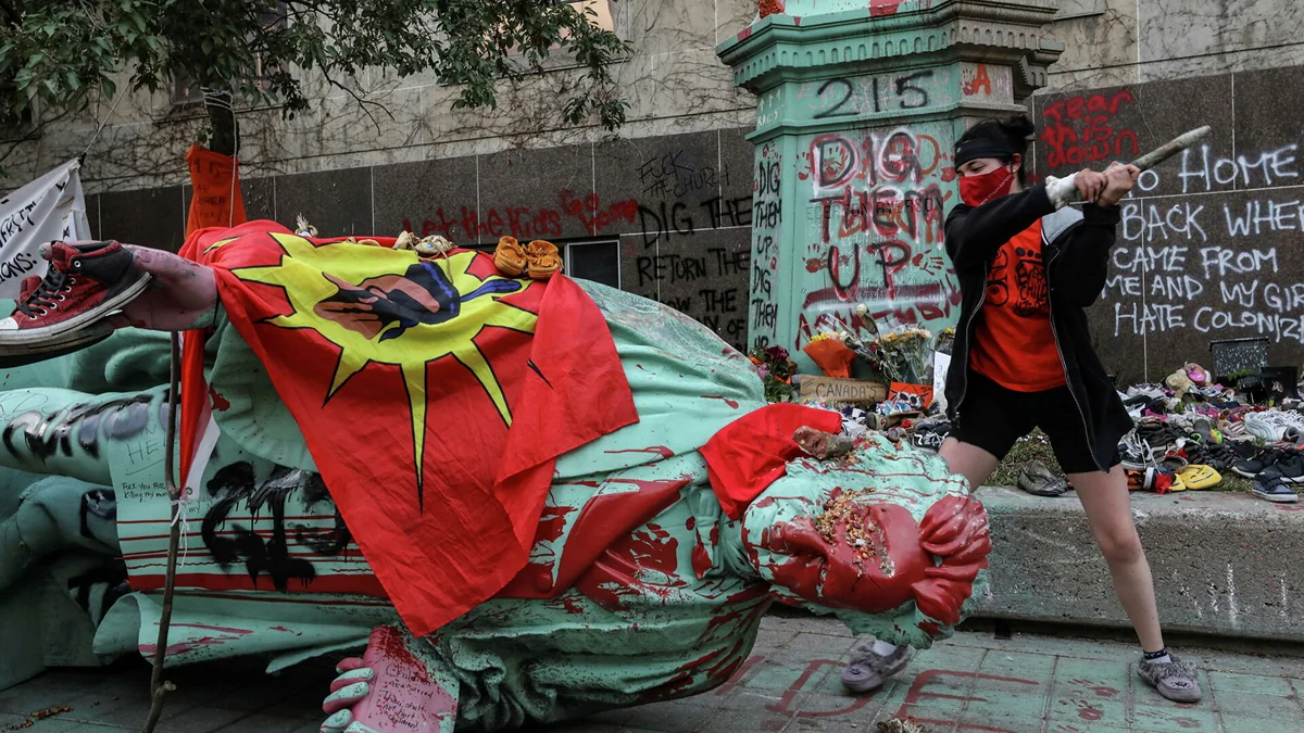 Kanadada hindular internat sisteminin qurucularından birinin heykəlini uçurublar