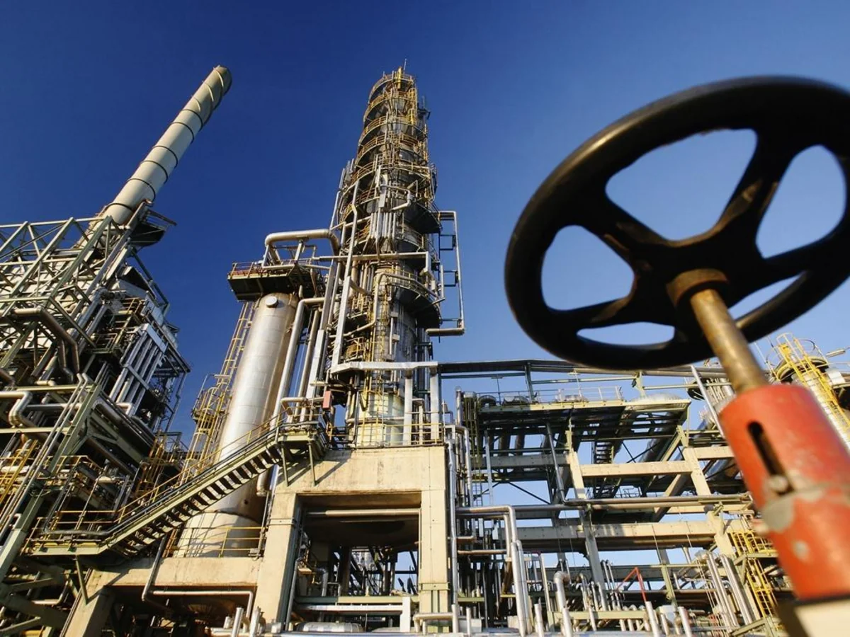 Fitch: Азербайджан сохранит устойчивые объемы добычи нефти и газа